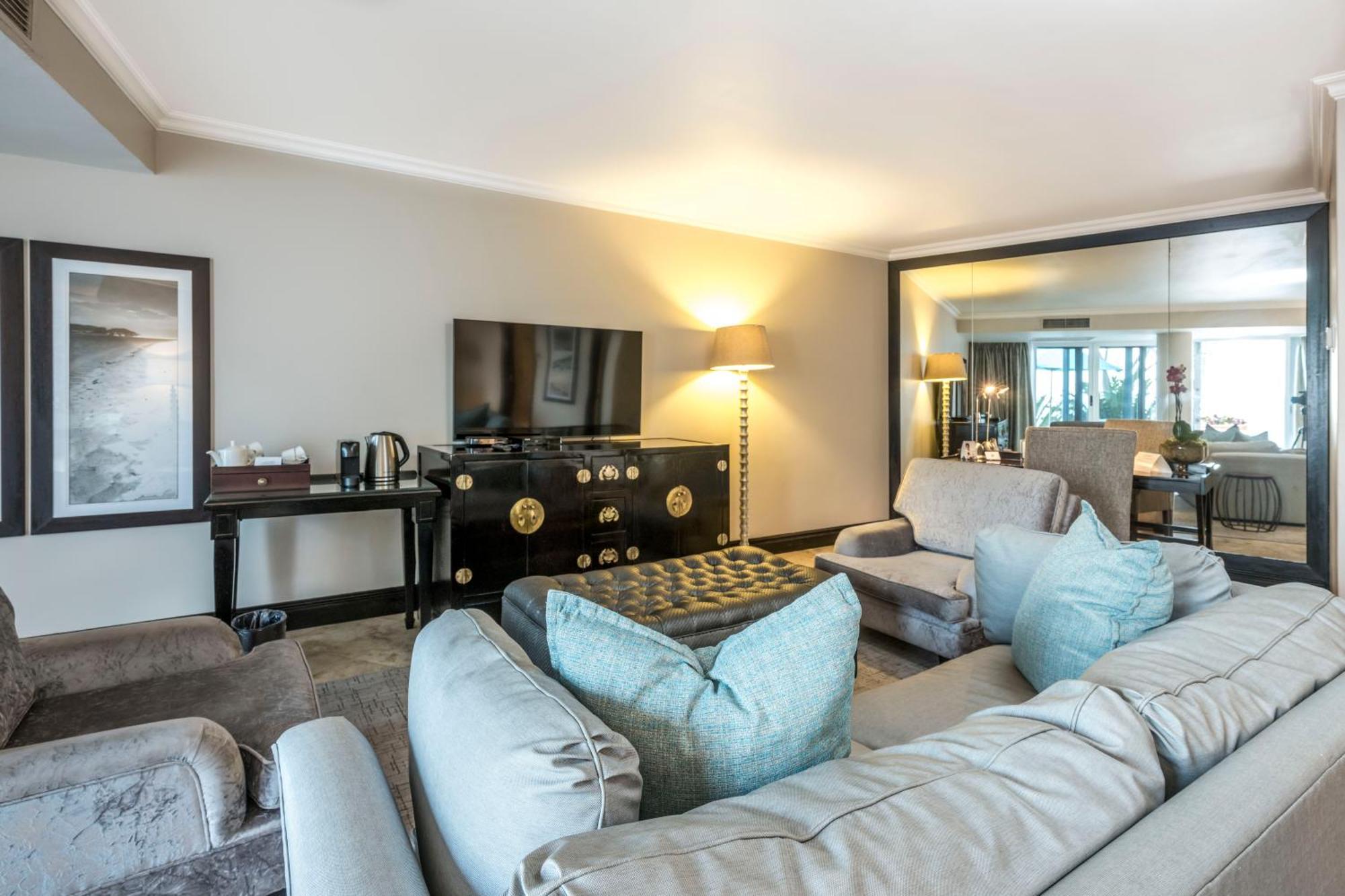 Beverly Hills Дурбан Екстер'єр фото A living room at the Four Seasons Hotel
