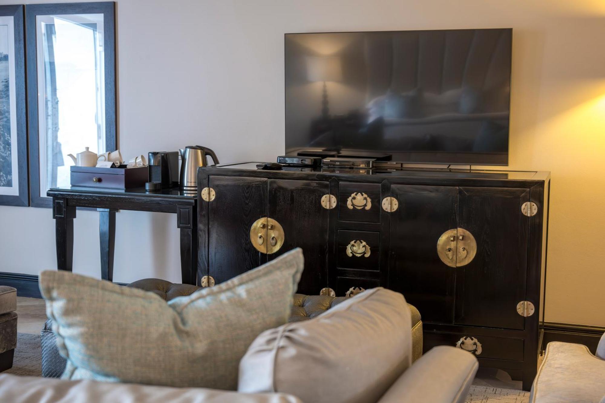 Beverly Hills Дурбан Екстер'єр фото A television in a hotel room
