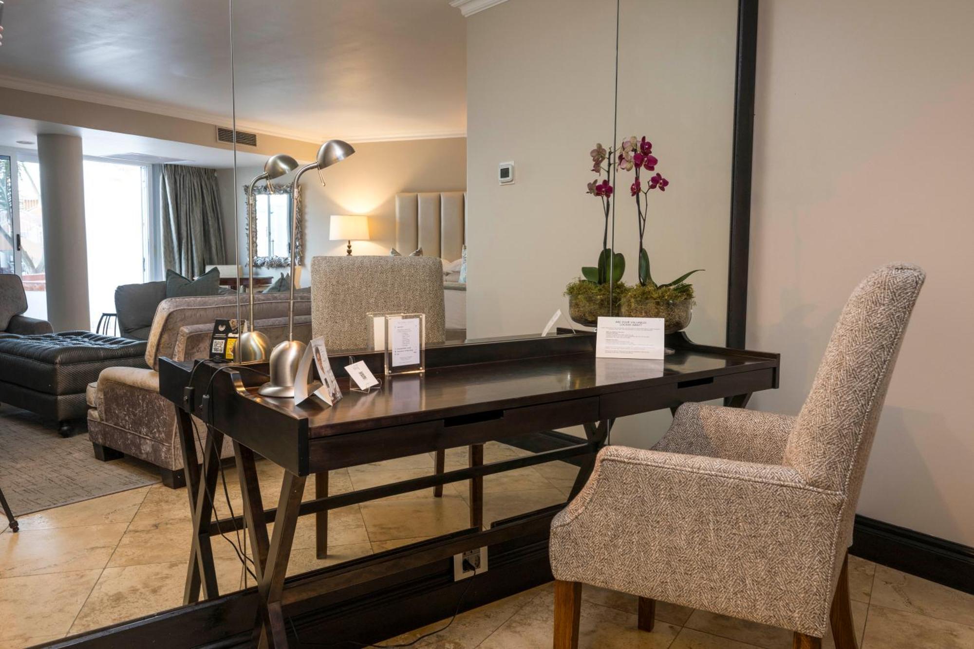 Beverly Hills Дурбан Екстер'єр фото A suite at the hotel