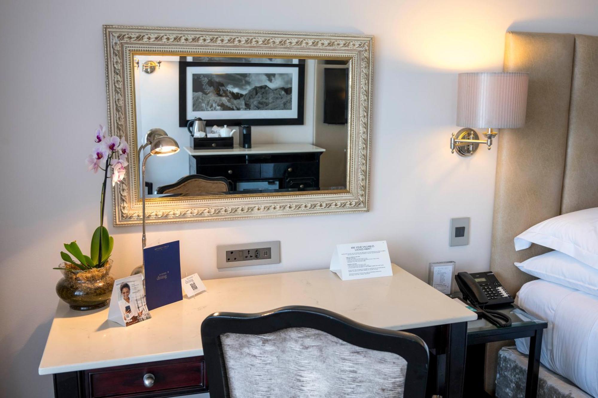 Beverly Hills Дурбан Екстер'єр фото A dressing table