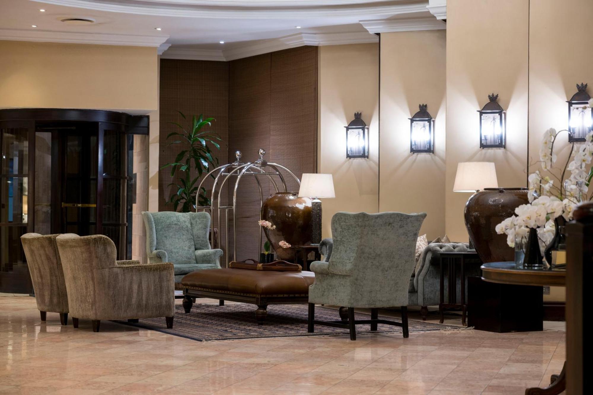 Beverly Hills Дурбан Екстер'єр фото The lobby of the Four Seasons Hotel