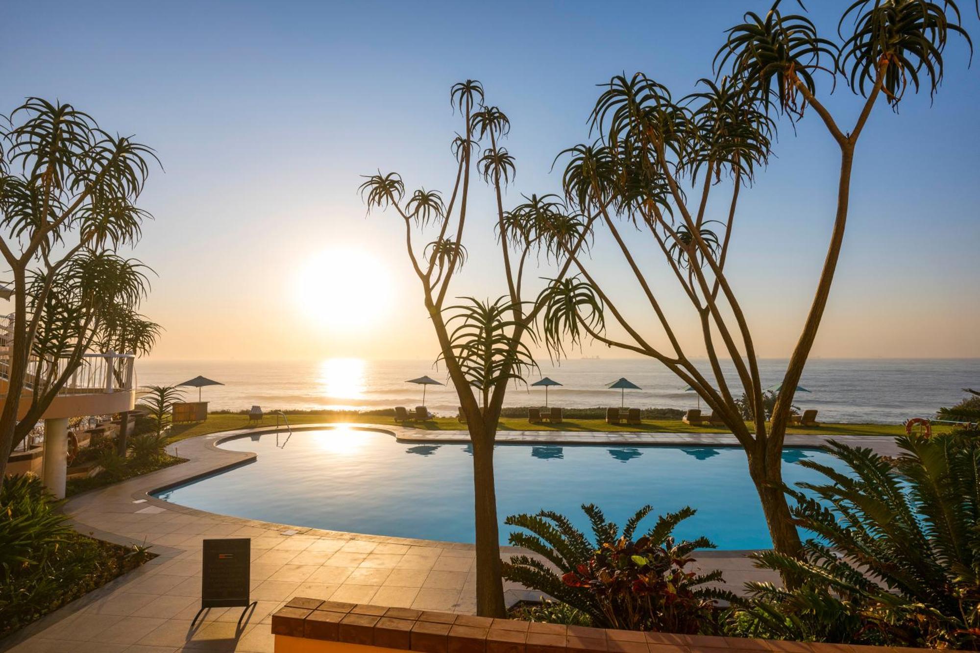 Beverly Hills Дурбан Екстер'єр фото Sunset at the pool